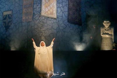 مخاطب در روشنای شب تار غوطه ور می شود