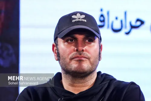 ایستاده در غبار