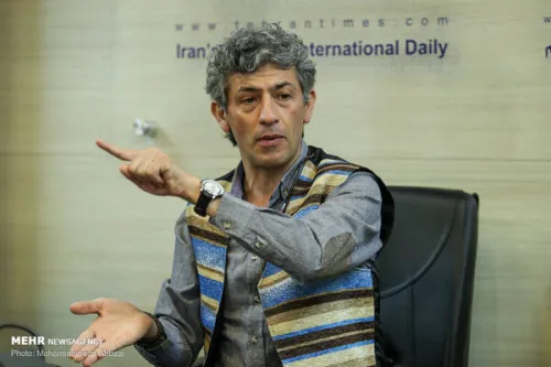 وی لا و نگاهی انتقادی با زبان طنز بحث سکه و دلار به تئاتر کشیده شد