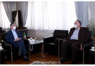 شاعر سیاسی هستم و به آن افتخار می كنم