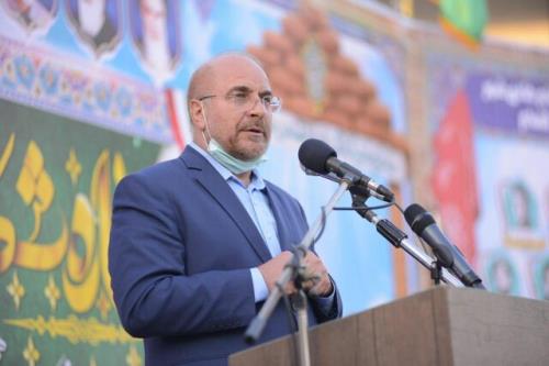 اهل گفتگو هستیم اما در مقابل زورگویی دشمن می ایستیم